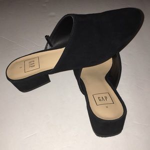 GAP black velvet mule